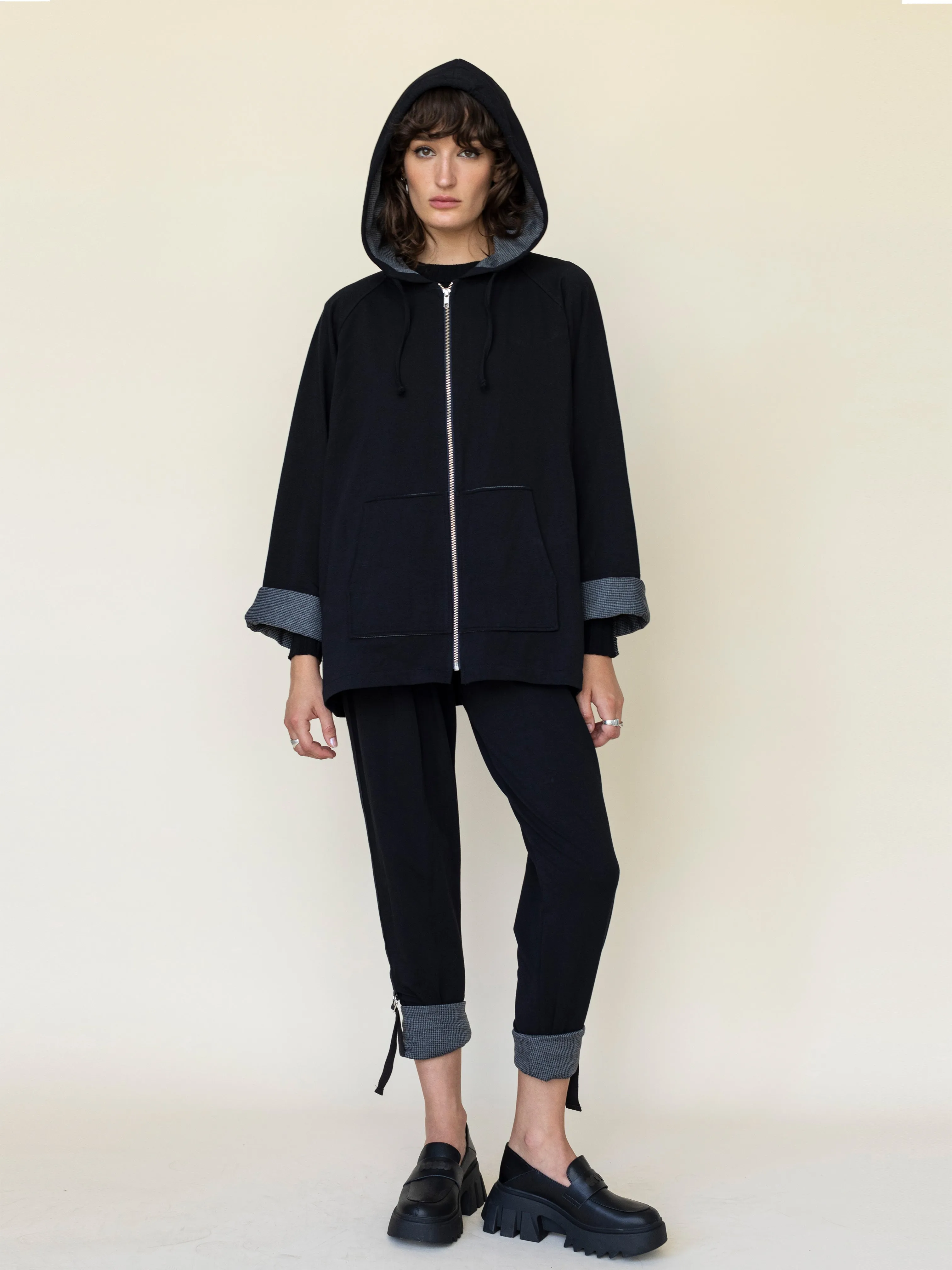 Contrast Fabric Cuff Sleeve Sweatshirt in Black